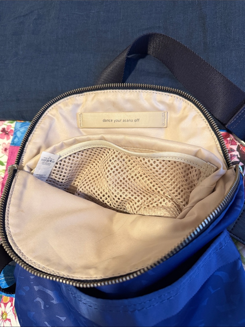 Lululemon festival bag, shadow warp sapphire blue with back strap, EUC! - Picture 13 of 13